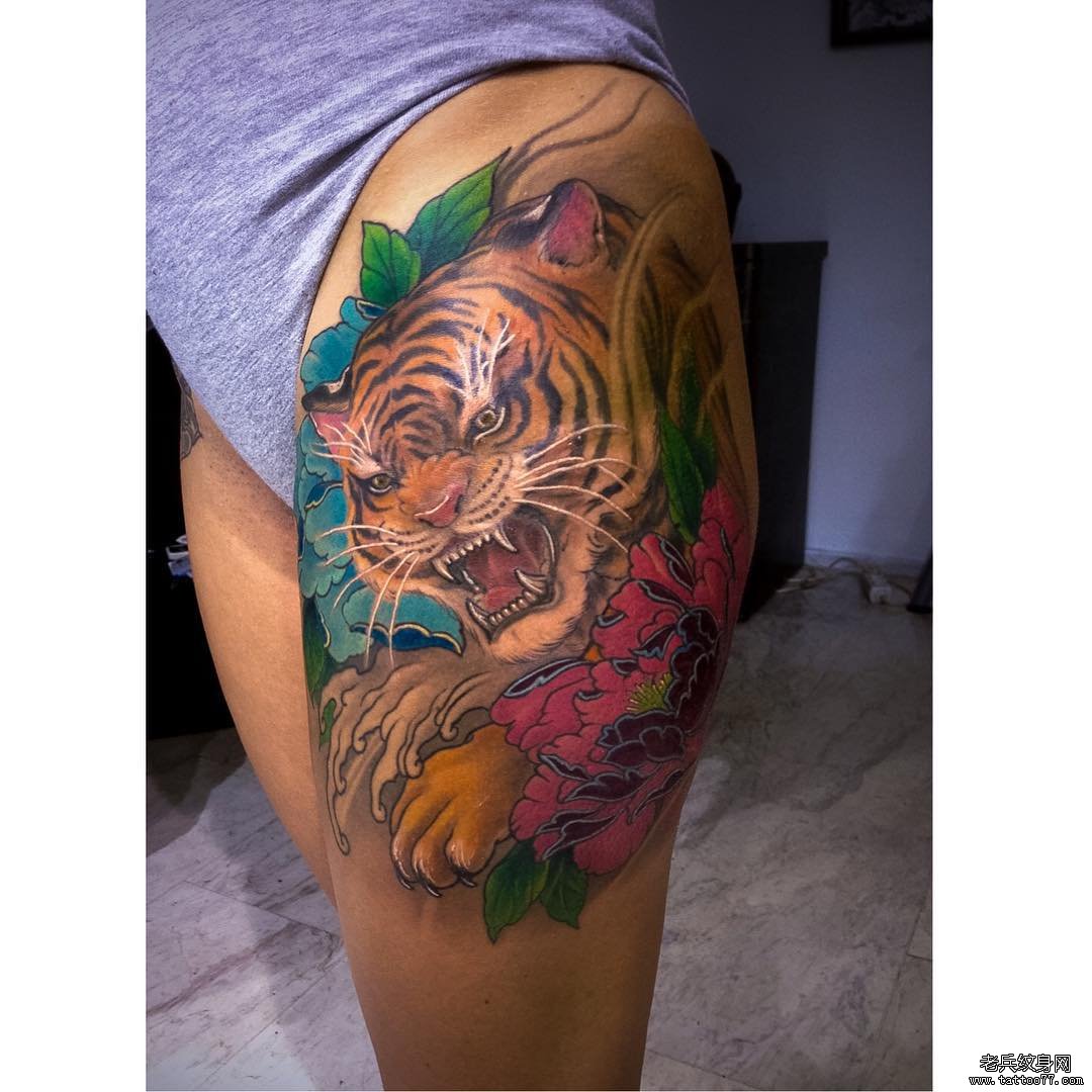 大腿彩色牡丹老虎传统纹身图案