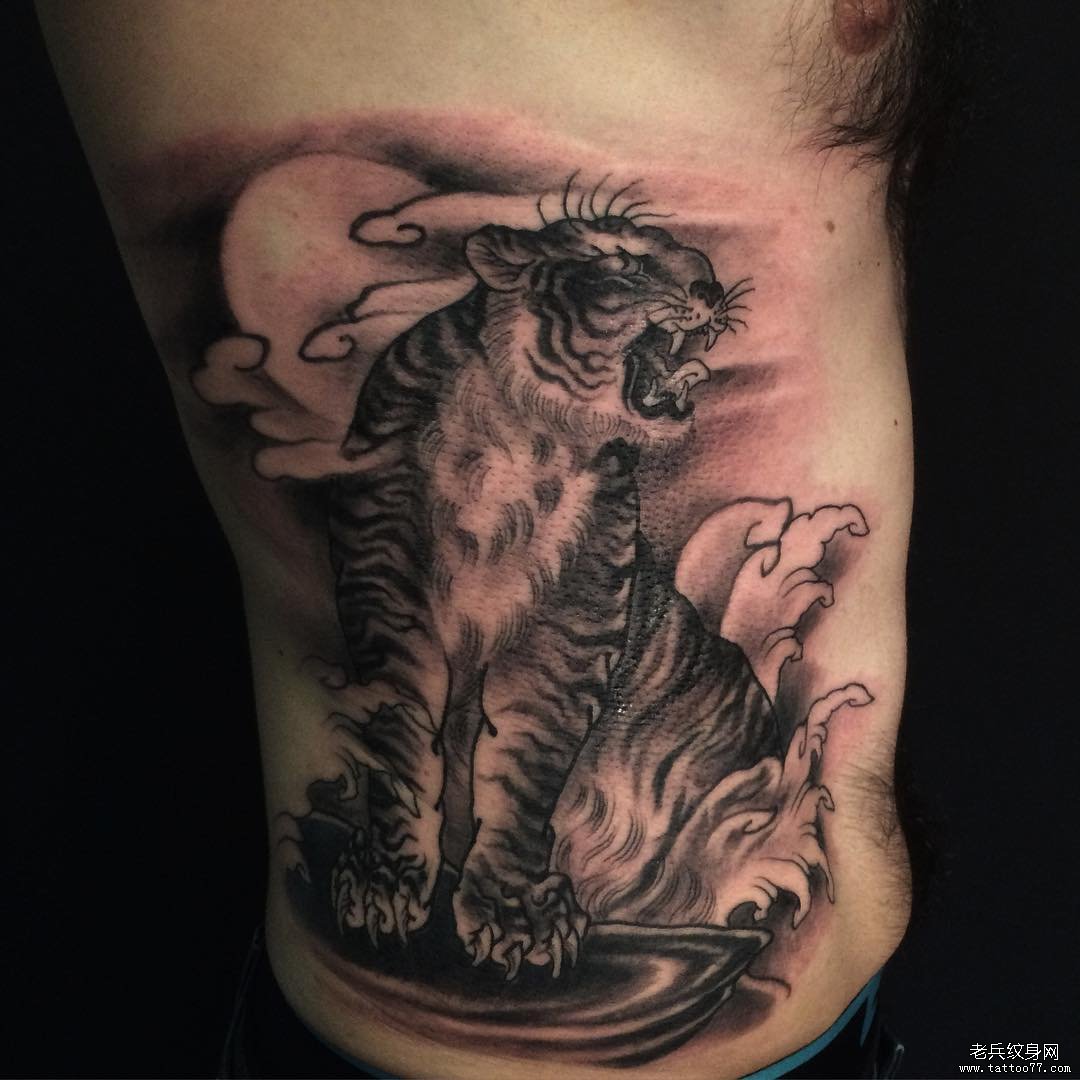 侧腰黑灰老虎传统纹身图案