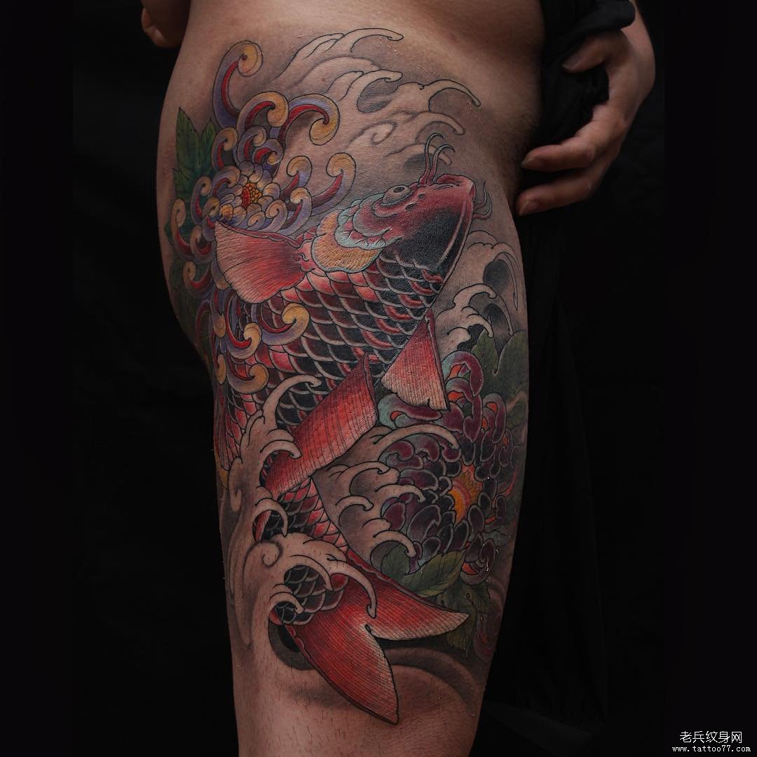 大腿彩色鲤鱼莲花纹身图案