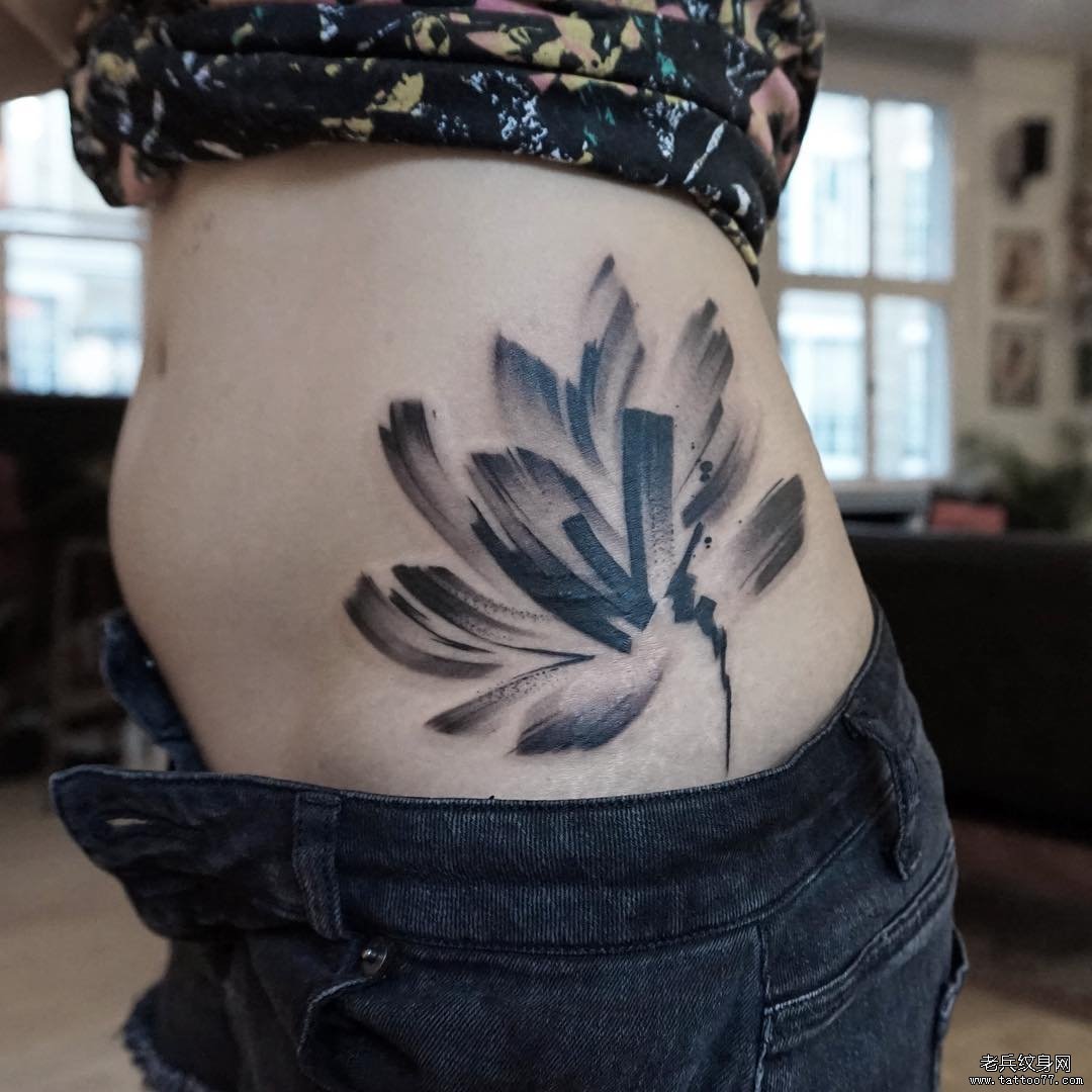 腰部传统黑灰水墨莲花纹身图案