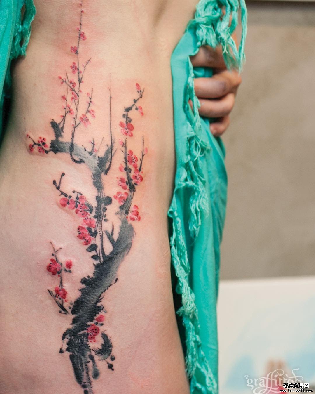 侧腰梅花彩色中国风纹身图案