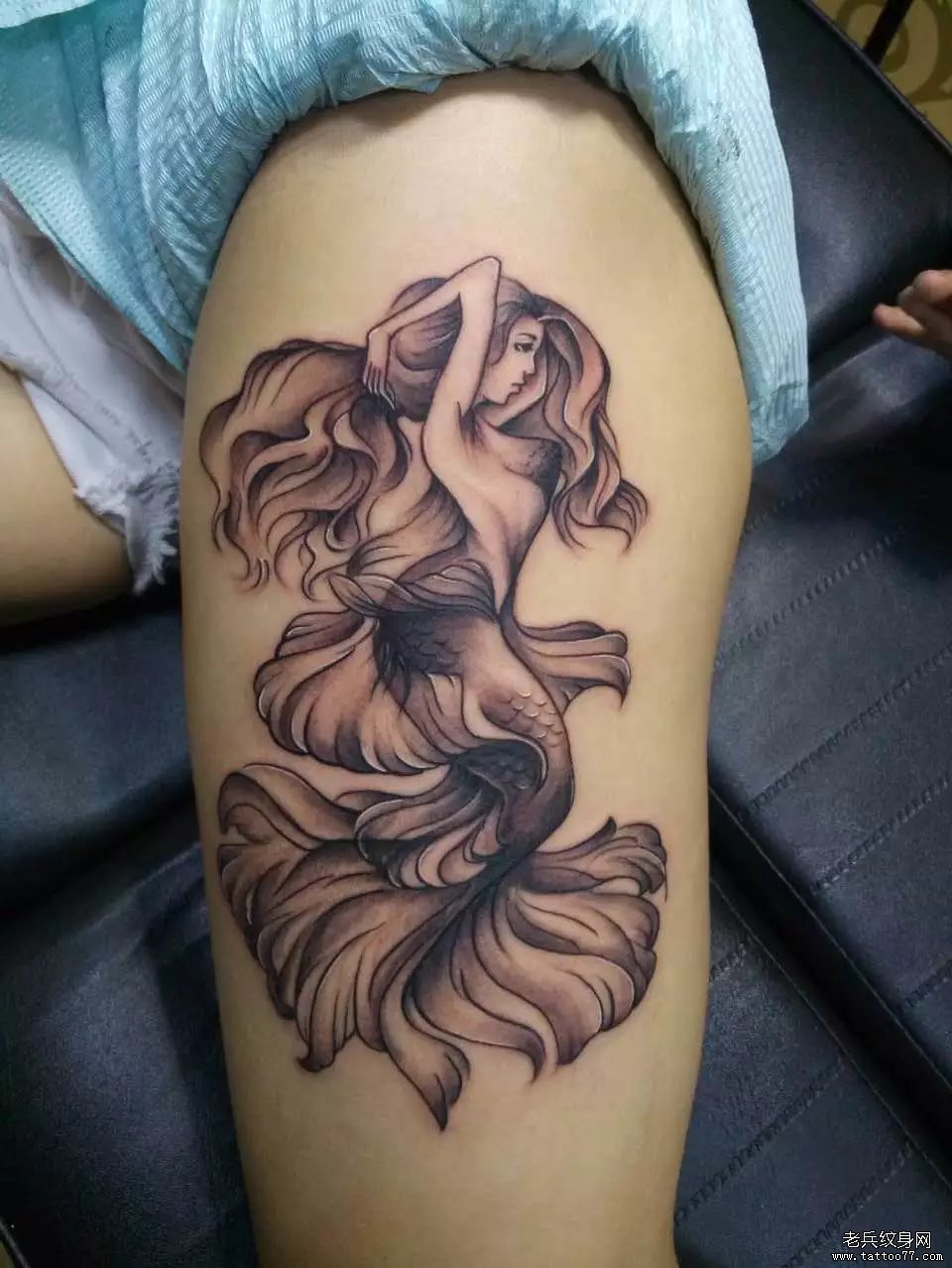 大腿黑灰美人鱼纹身图案