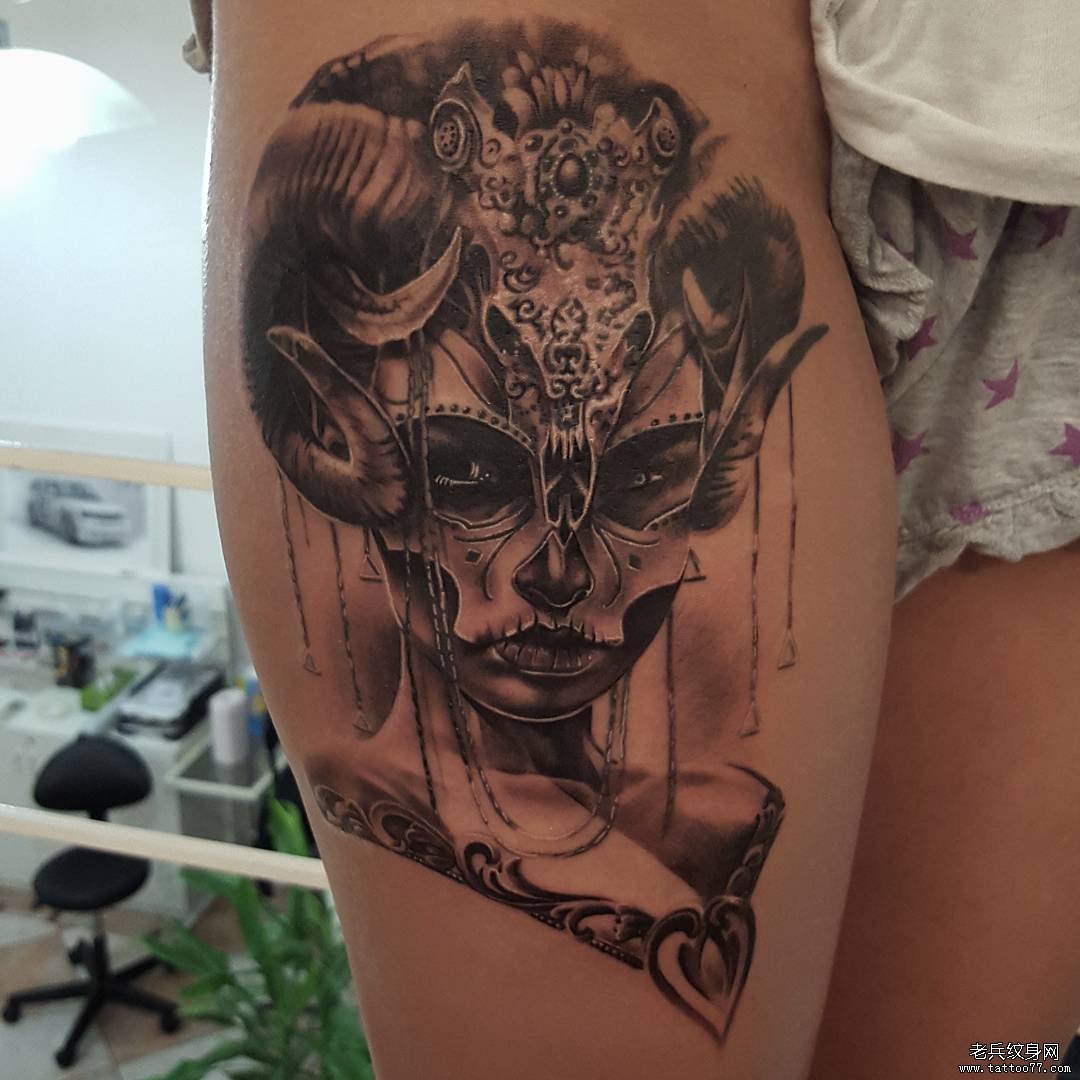 大腿女郎黑灰欧美纹身图案