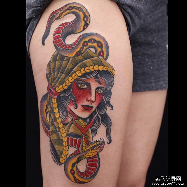 大腿old school彩色蛇女郎纹身图案