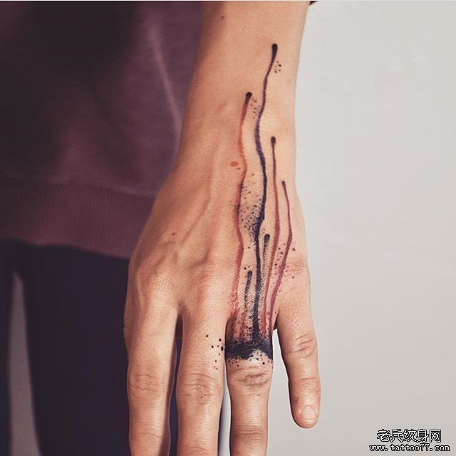 手指泼墨纹身图案
