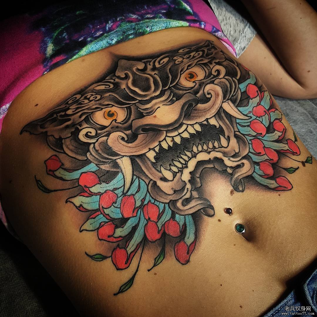 腹部唐狮彩色菊花纹身图案