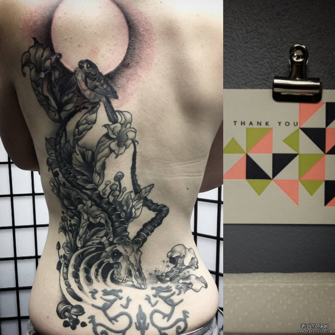 背部黑灰骷髅羚羊纹身欧美图案