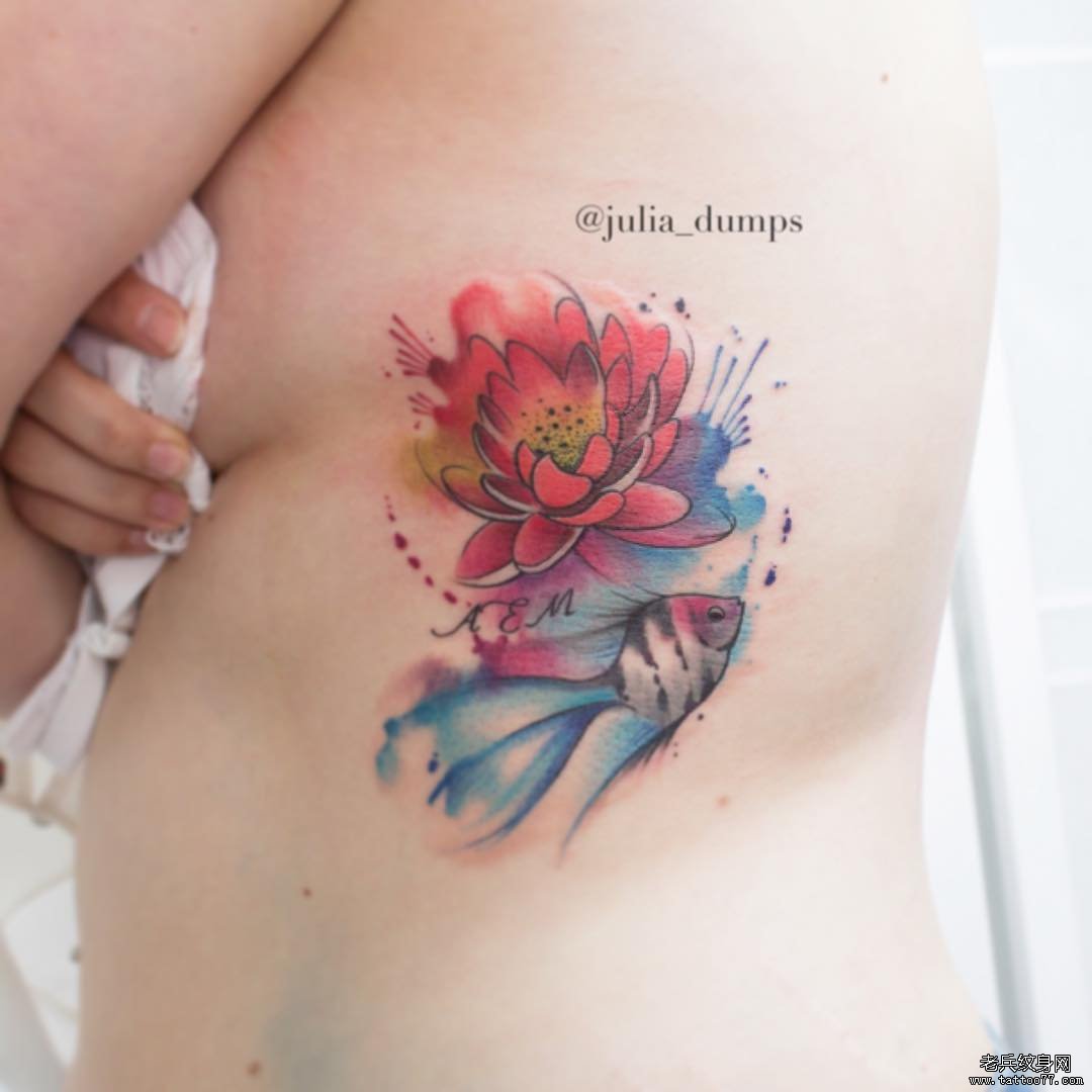侧腰泼墨鱼莲花纹身图案