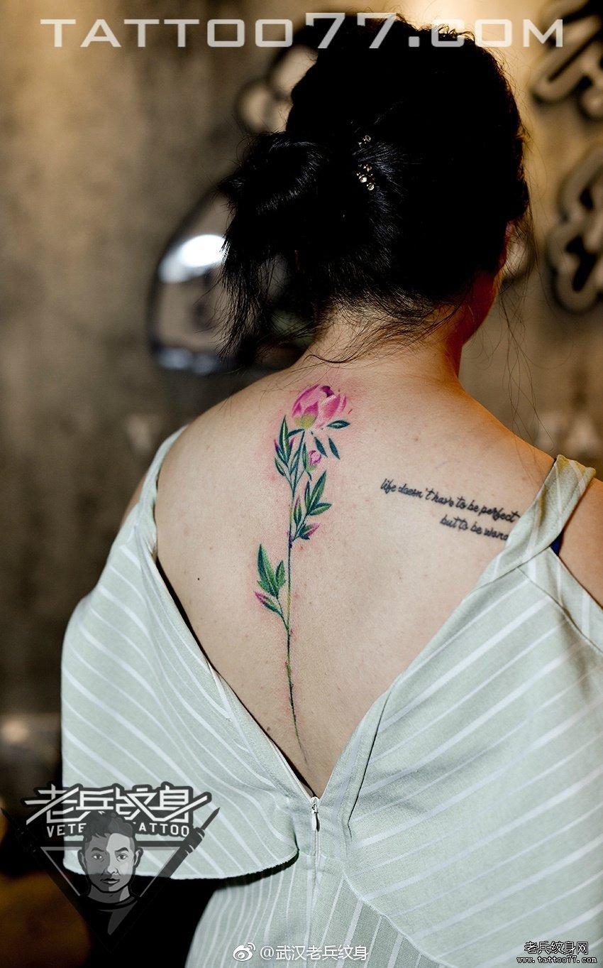 后背脊椎花卉纹身图案作品