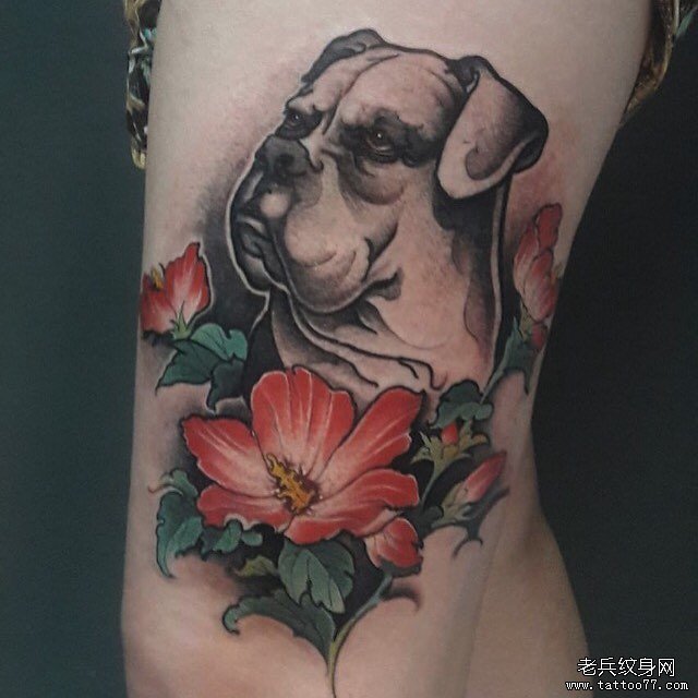 大腿彩色狗花卉纹身图案