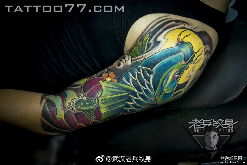 大臂传统彩色鲤鱼莲花纹身图案作品遮盖旧纹身