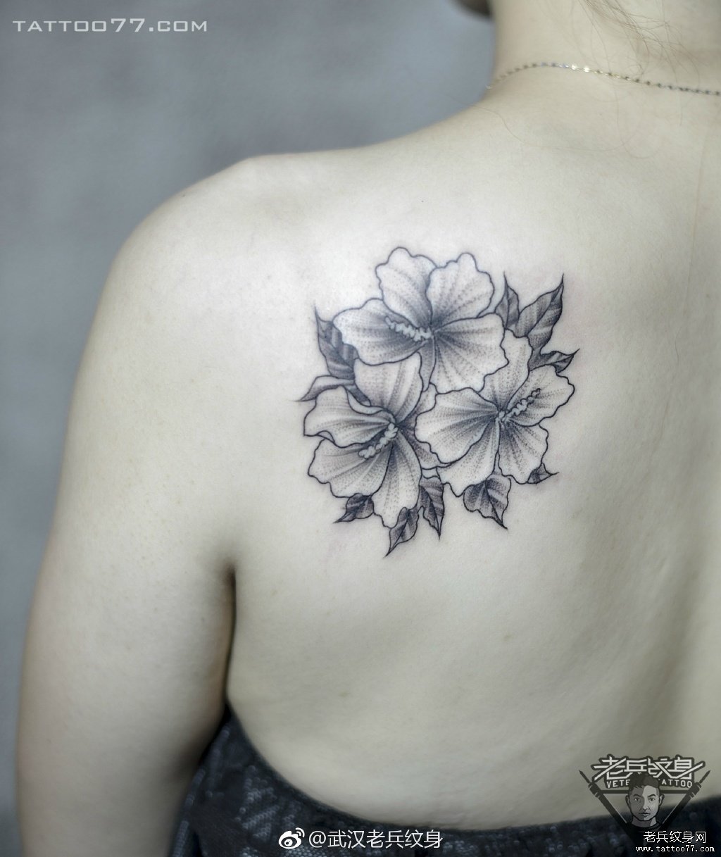 肩背花卉纹身图案作品