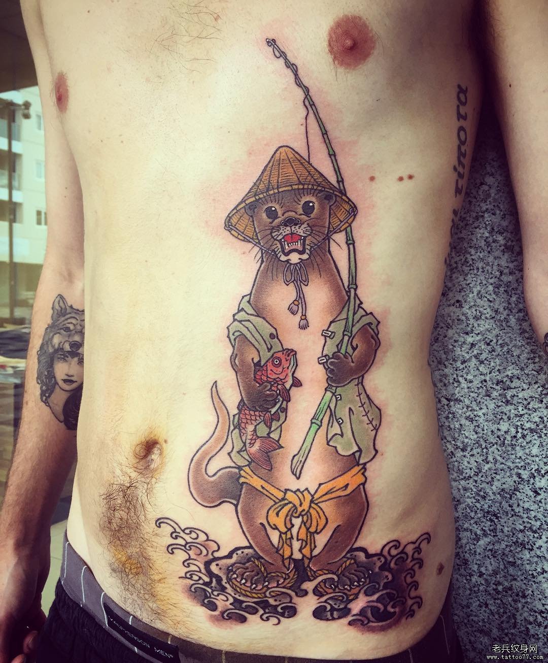 侧腰传统彩色河狸纹身图案
