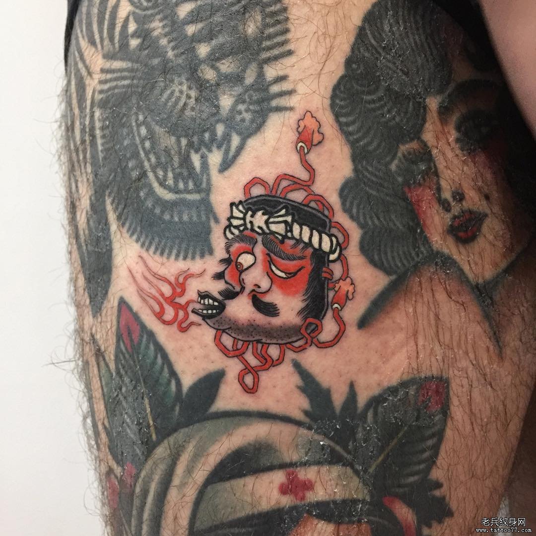 大腿老传统火男纹身图案