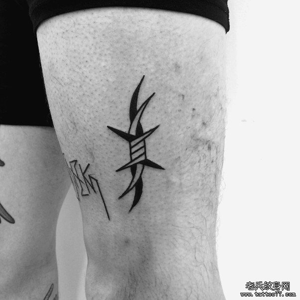 old school 黑灰欧美荆棘纹身图案