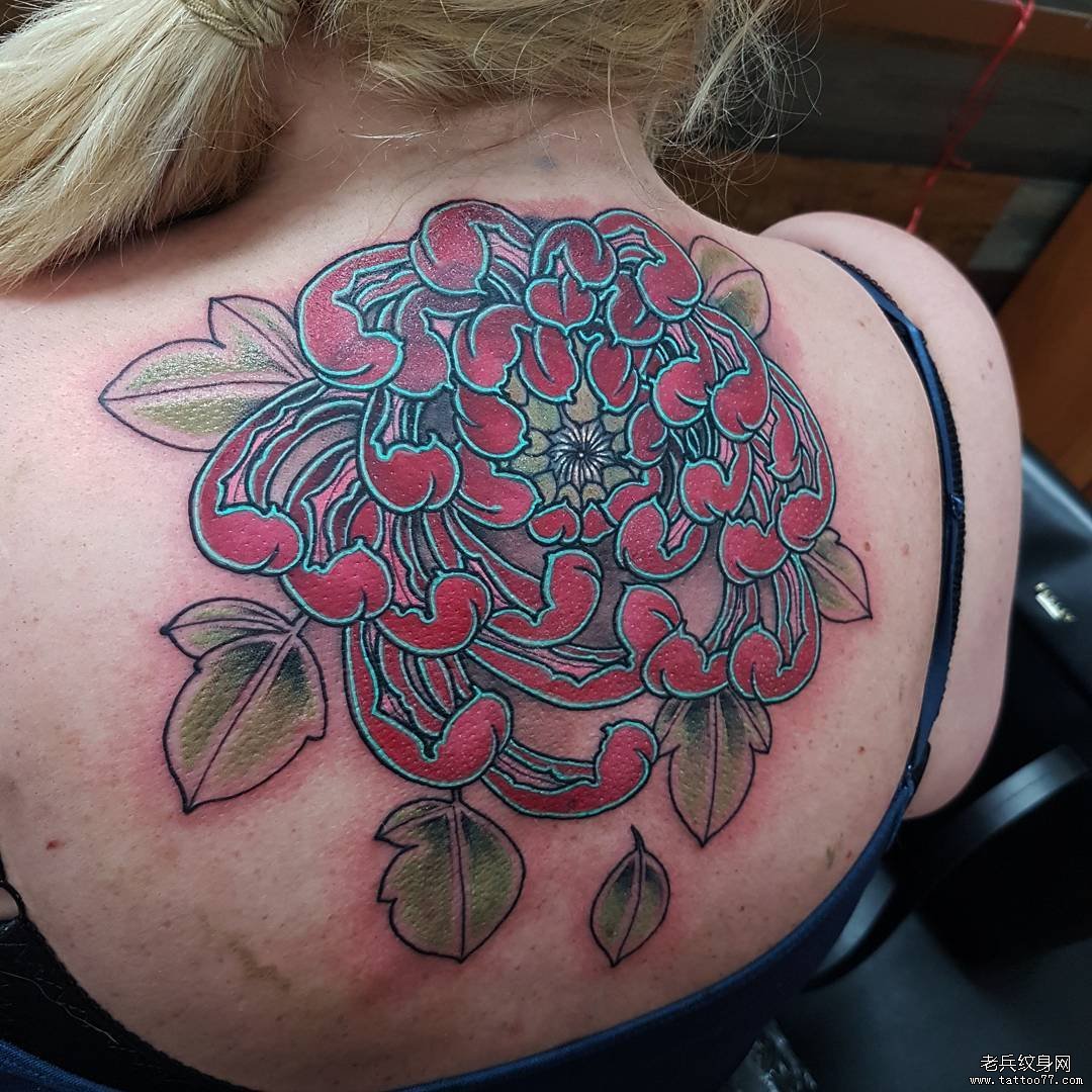 背部传统菊花彩色纹身图案