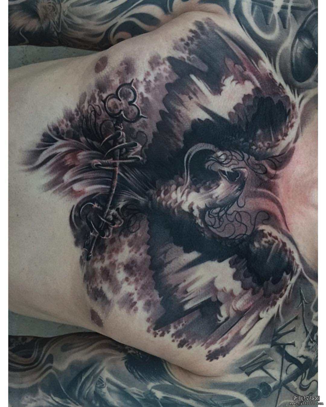 欧美黑灰老鹰纹身花胸图案
