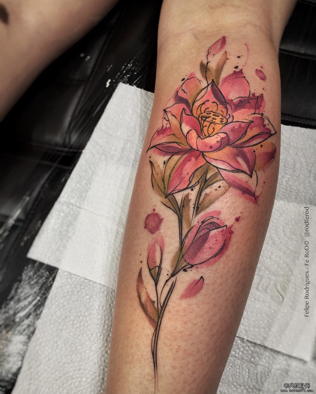 小腿彩色莲花泼墨纹身图案