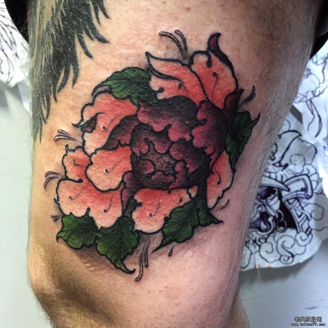 大腿传统牡丹纹身彩色图案
