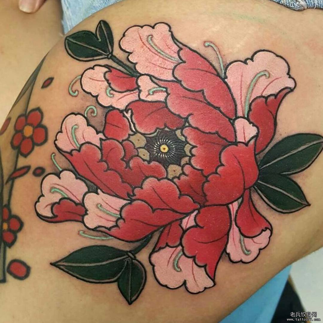 大腿彩色纹身传统牡丹图案