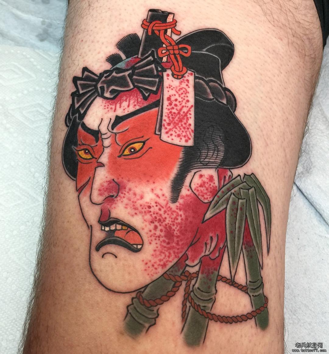 大腿彩色生首纹身传统图案