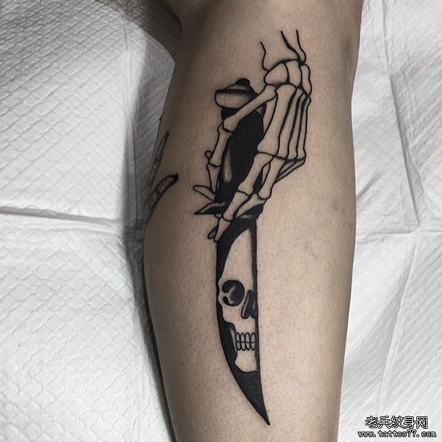 小腿骷髅手匕首黑灰纹身图案