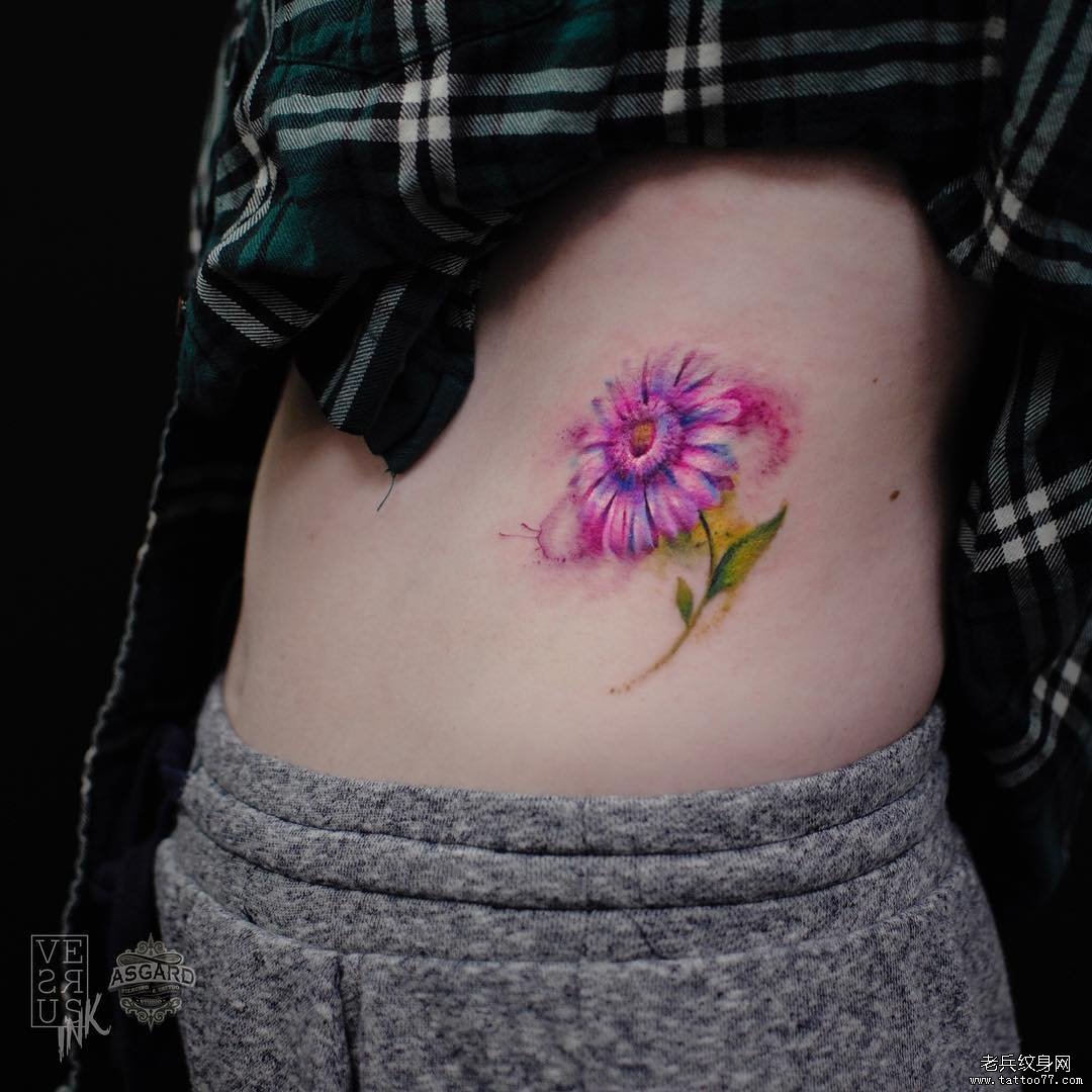 腹部彩色花卉欧美纹身图案