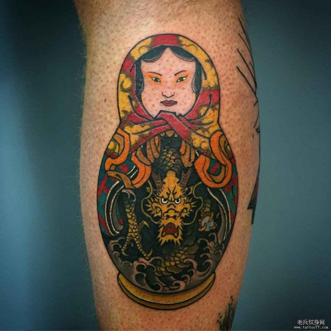 小腿彩色套娃纹身图案