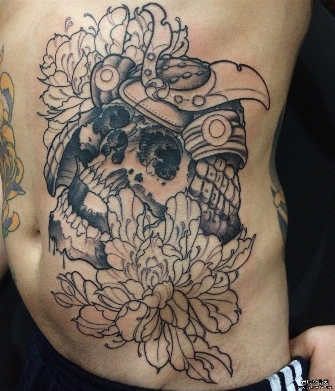 腹部黑灰武士牡丹纹身传统图案