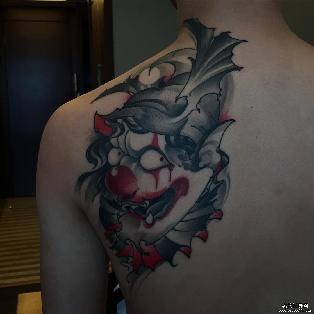 背部小丑纹身欧美图案