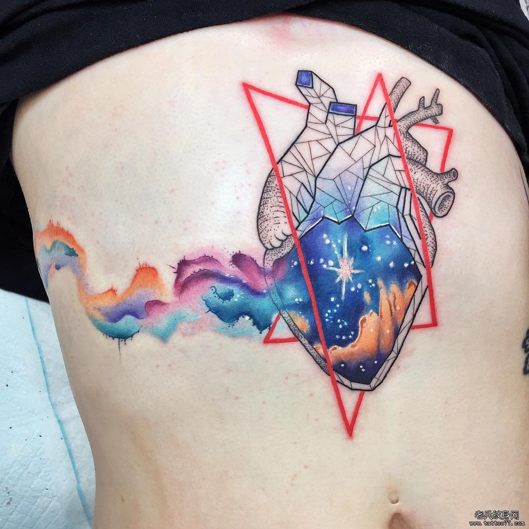 腹部彩色心脏几何欧美泼墨纹身图案