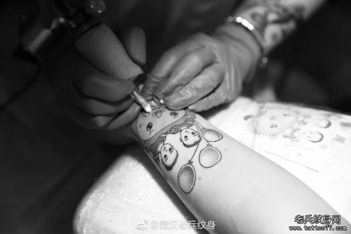 武汉老兵手臂卡通肖像纹身图案花絮