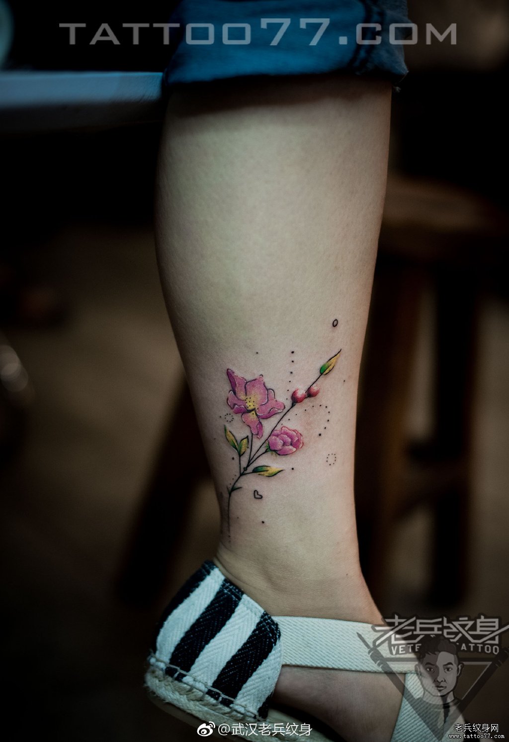 女生脚踝花卉纹身图案作品