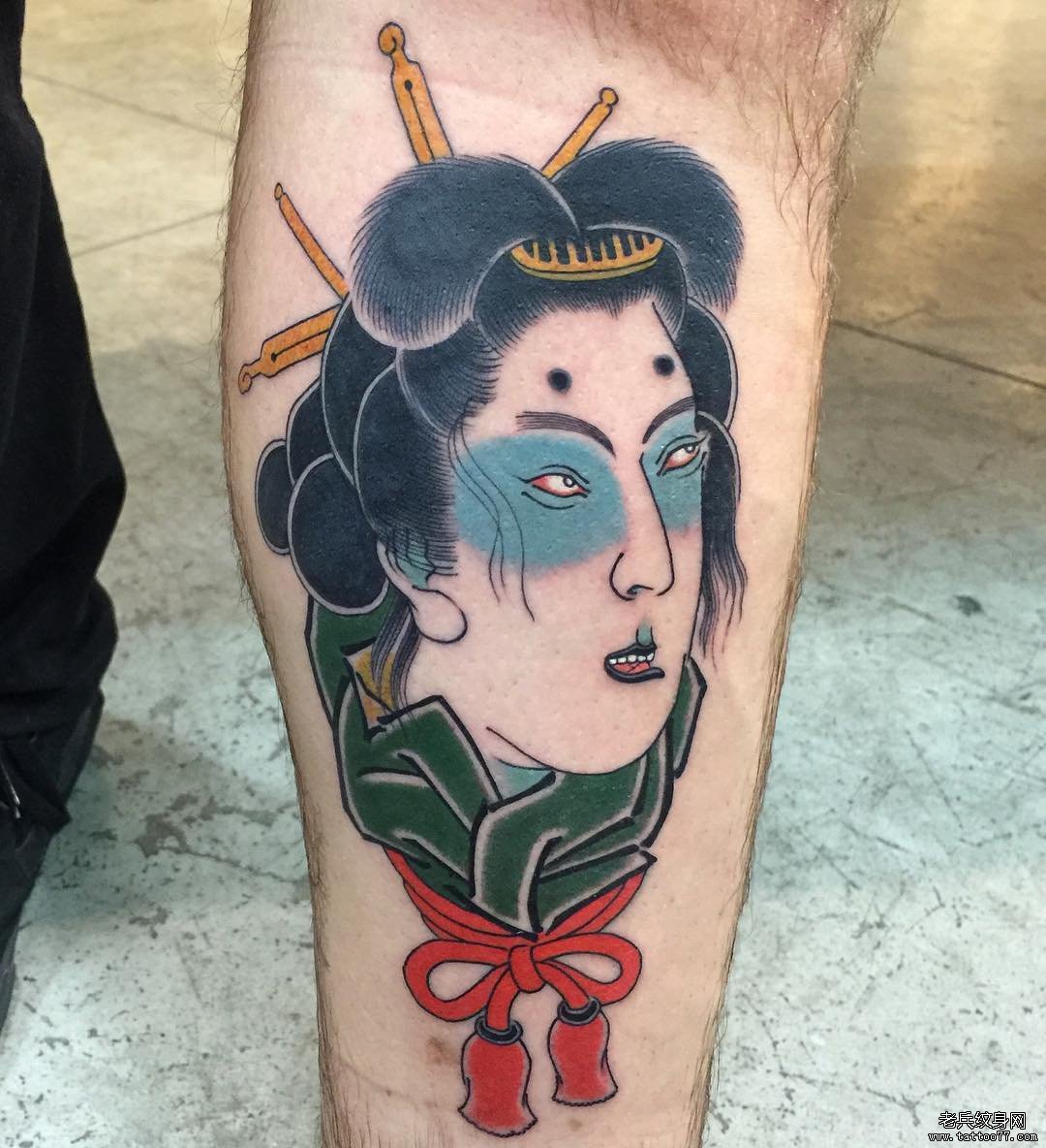 小腿彩色艺妓纹身图案