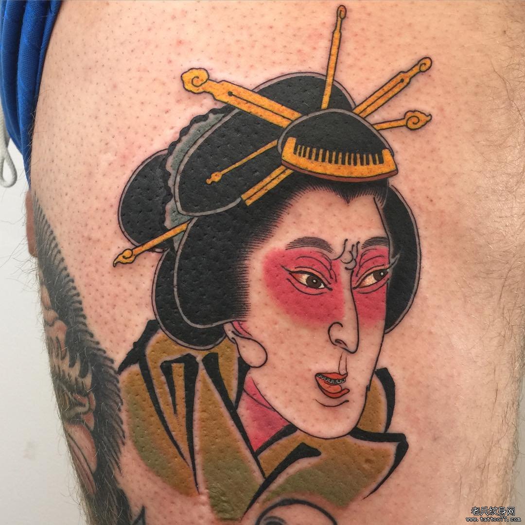 大腿彩色艺妓纹身传统图案