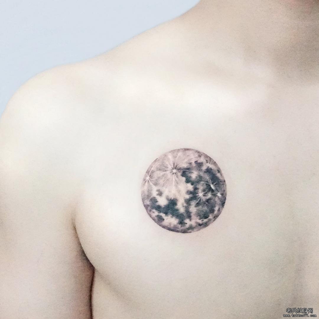 胸口黑灰月亮纹身图案