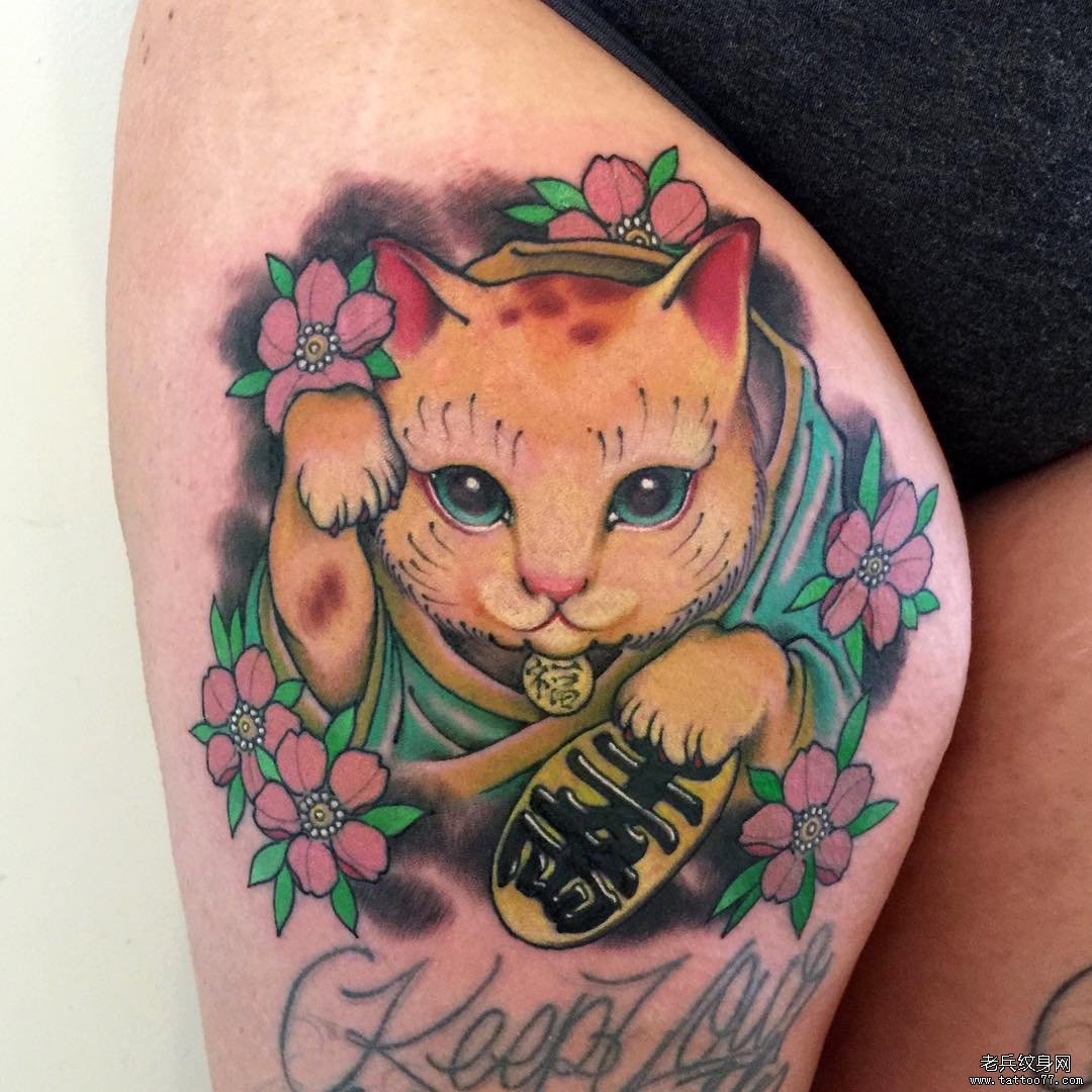 大腿彩色传统招财猫纹身图案