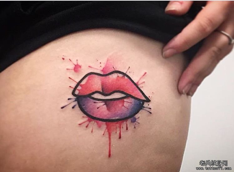 大腿彩色泼墨嘴唇纹身图案