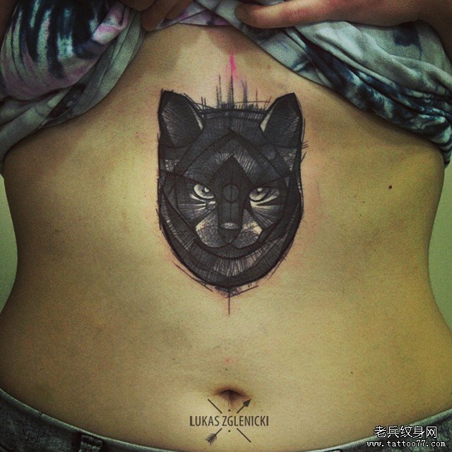 欧美腹部黑灰猫纹身图案