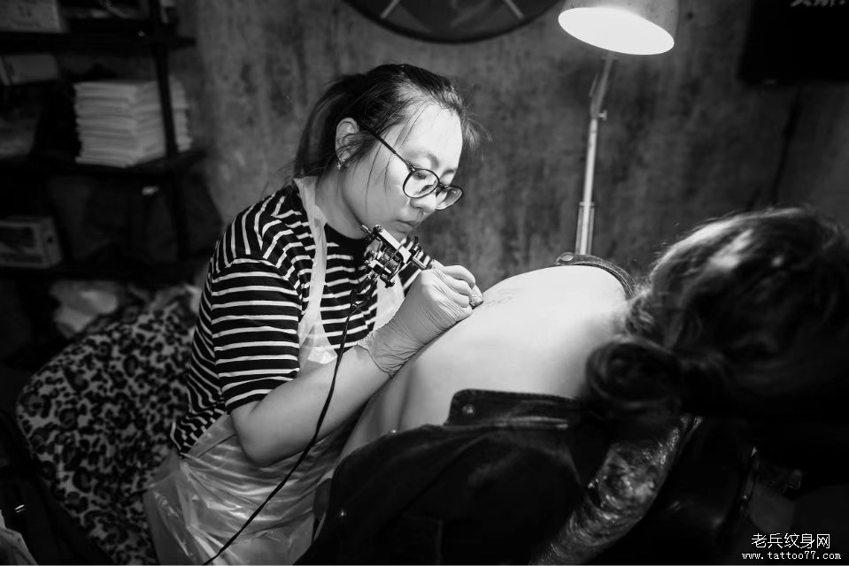  武汉女纹身师雯雯后背纹身制作过程