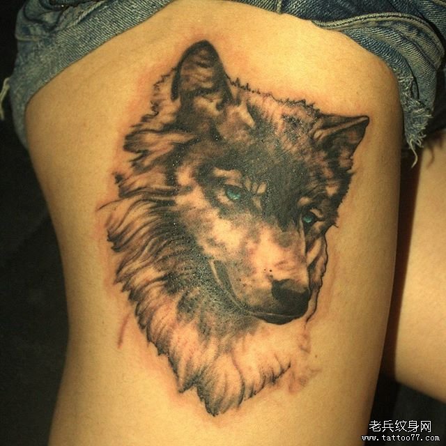 大腿黑灰欧美狼纹身图案