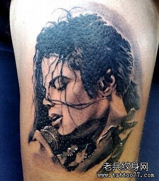 纪念偶像粉丝将迈克尔杰克逊头像纹在身上