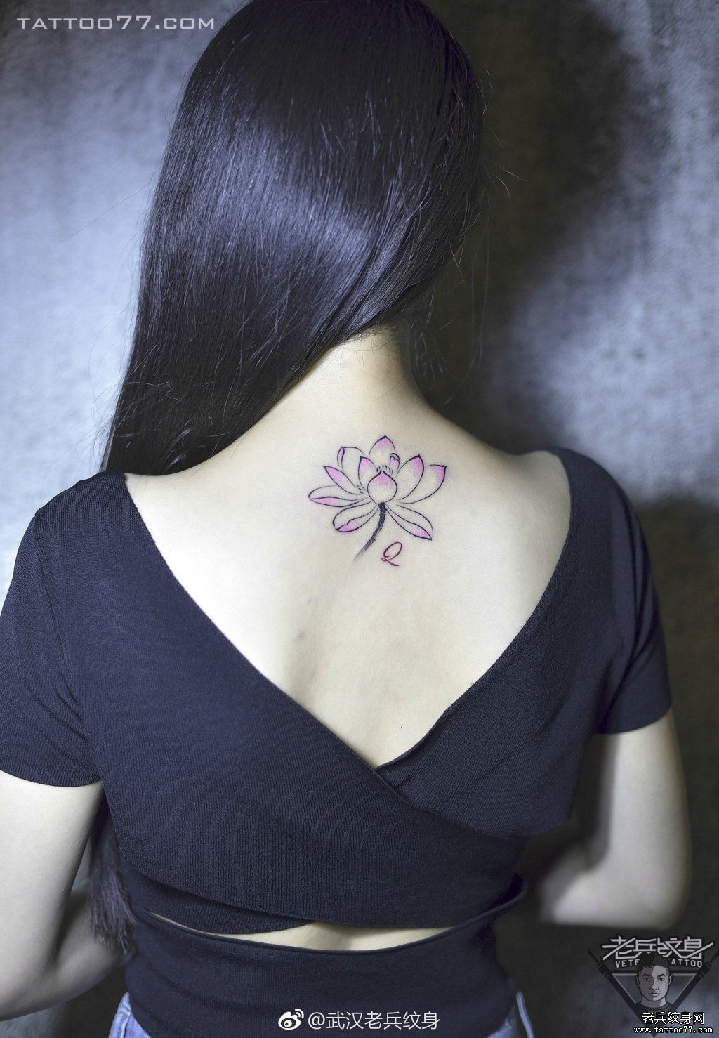 背部彩色莲花纹身图案作品
