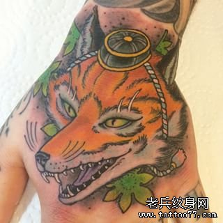 手背欧美彩色狐狸纹身图案