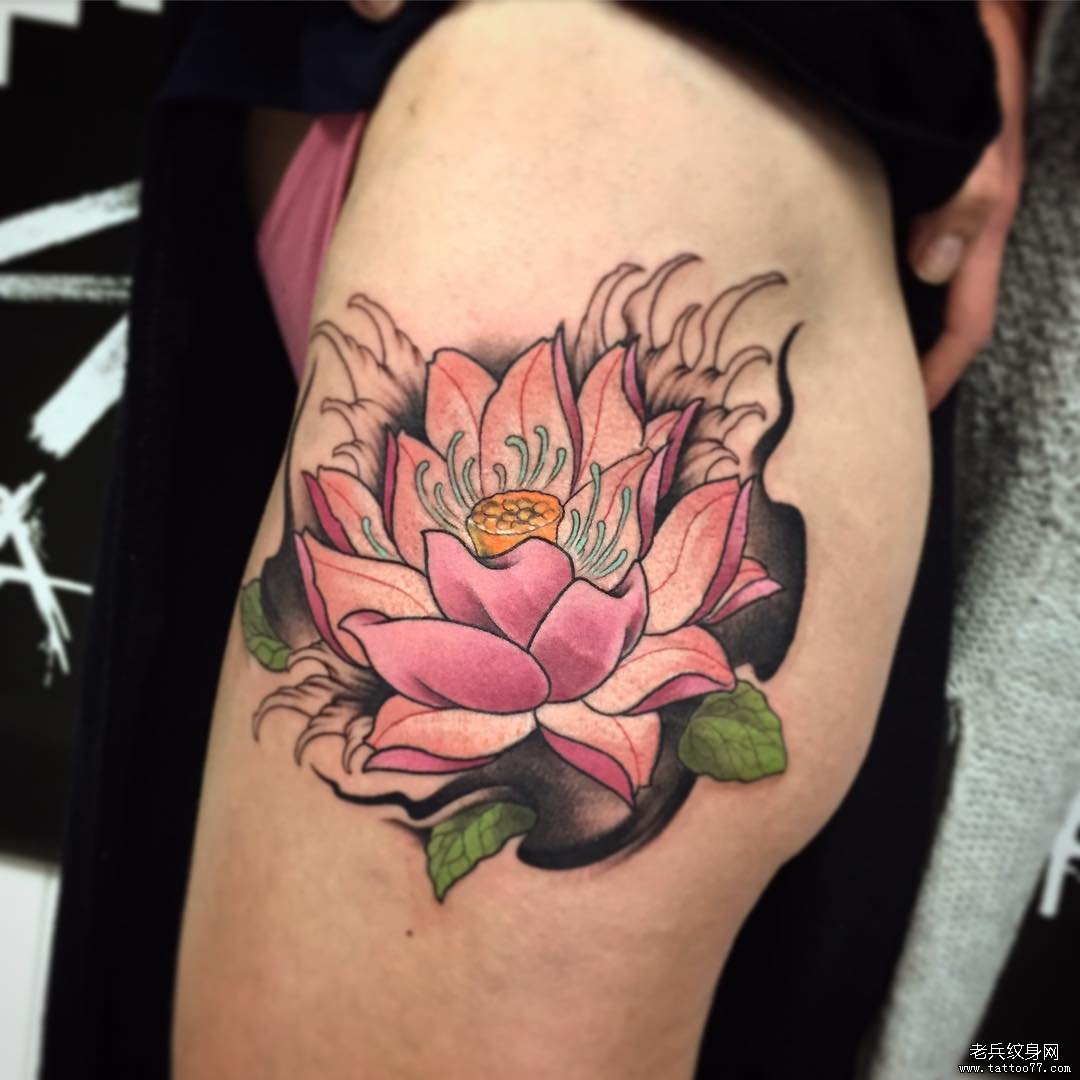 大腿彩色莲花传统纹身图案