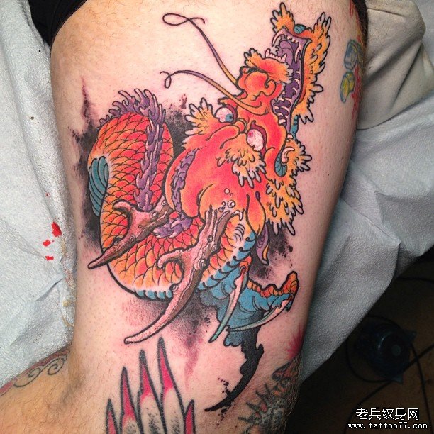 大腿彩色传统龙纹身图案