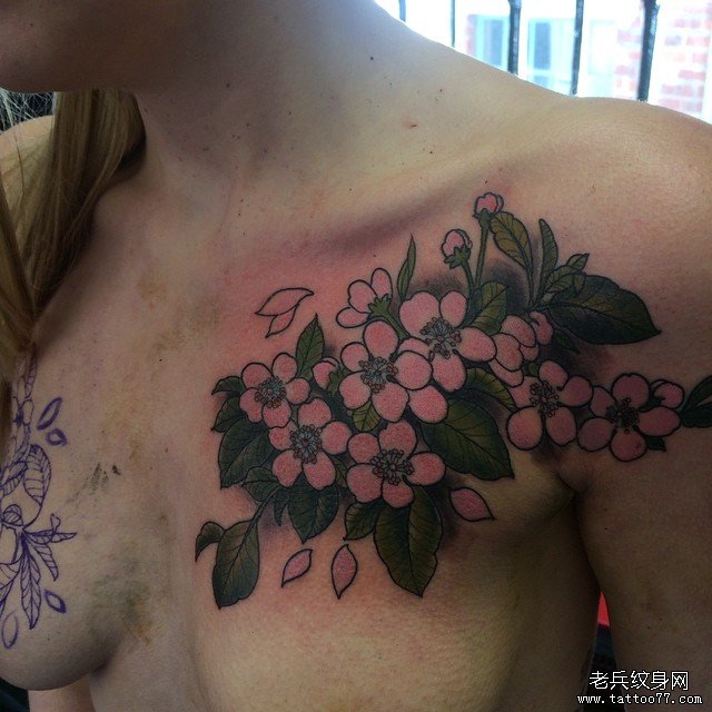 胸口樱花彩色传统纹身图案