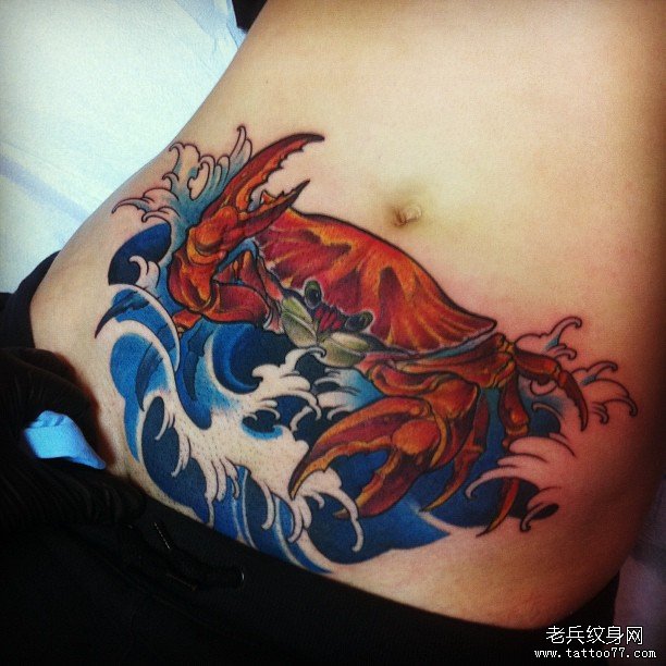 腹部彩色欧美海浪螃蟹纹身图案