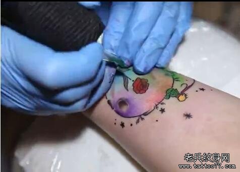 雯雯老师制作小王子纹身图案现场