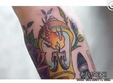 武汉女纹身师打造的手臂路灯纹身图案现场